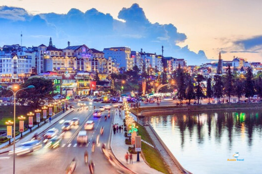 Panoramic night view of Da Lat city with glowing lights – Auasia Travel